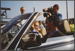 Aktion der HAZ vor dem Stadthaus: "gleiche Rechte jetzt" (um 1995, Zürich) – im Auto Pierre André Rosselet und Partner, Filmemacher