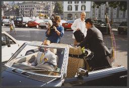 Aktion der HAZ vor dem Stadthaus: "gleiche Rechte jetzt" (um 1995, Zürich) – im Auto Pierre André Rosselet, Filmemacher