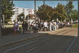 Aktion der HAZ: "Rainbow-Wolke of Love" im Vorfeld der kantonalen Abstimmung zum Partnerschaftsgesetz (08.09.2002) – Ausfahrt als Gruppe mit dem Fahrrad