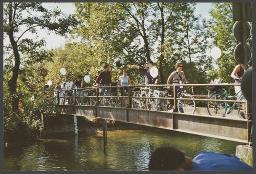 Aktion der HAZ: "Rainbow-Wolke of Love" im Vorfeld der kantonalen Abstimmung zum Partnerschaftsgesetz (08.09.2002) – Ausfahrt als Gruppe mit dem Fahrrad