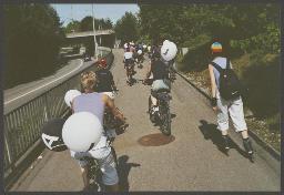 Aktion der HAZ: "Rainbow-Wolke of Love" im Vorfeld der kantonalen Abstimmung zum Partnerschaftsgesetz (08.09.2002) – Ausfahrt als Gruppe mit dem Fahrrad