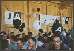 Aktion der HAZ: "Rainbow-Wolke of Love" im Vorfeld der kantonalen Abstimmung zum Partnerschaftsgesetz (08.09.2002)