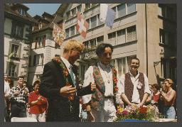 15 Jahre HALU, "Die andere Demo": GIfT (Gemeinschaft Interesse für Theater) zelebriert eine schwule Hochzeit auf dem Luzerner Rathausplatz (18.06.1994, Luzern)