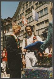 15 Jahre HALU, "Die andere Demo": GIfT (Gemeinschaft Interesse für Theater) zelebriert eine schwule Hochzeit auf dem Luzerner Rathausplatz (18.06.1994, Luzern)