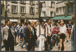 15 Jahre HALU, "Die andere Demo": GIfT (Gemeinschaft Interesse für Theater) zelebriert eine schwule Hochzeit auf dem Luzerner Rathausplatz (18.06.1994, Luzern)