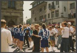 15 Jahre HALU, "Die andere Demo": GIfT (Gemeinschaft Interesse für Theater) zelebriert eine schwule Hochzeit auf dem Luzerner Rathausplatz (18.06.1994, Luzern)