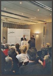 BEFAH-Tagung (09.-11.03.2001, Berlin) – Bundesverband der Eltern, Freunde und Angehörigen von Homosexuellen – "Walter Keller überreicht eine FELS-Regenbogenkuh an Sigrid Pusch (Präsidentin BEFAH)"