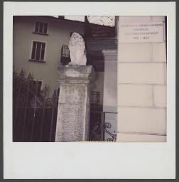 Ehemaliges Anwesen von "Elisarion" (Elisar von Kupffer), Plakette: "qui creava il chiaro mondo/Elisarion schuff hier 'Die Klarwelt' - 1919–1927" (um 1995, Minusio)