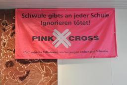 Generalversammlung des Pink Cross (2013, Bern) – "Schwule gibts an jeder Schule – Ignorieren tötet! – Pink Cross – 4fach erhöhte Selbstmordrate bei jungen Lesben und Schwulen"