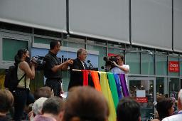 Gesamtschweizerische Lesbian&Gay Pride 2005: "Sowieso" (18.06.2005, Luzern) – Redner an einem Regenbogenpodium