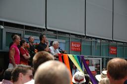 Gesamtschweizerische Lesbian&Gay Pride 2005: "Sowieso" (18.06.2005, Luzern) – Redner an einem Regenbogenpodium