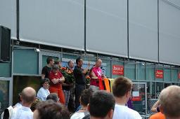 Gesamtschweizerische Lesbian&Gay Pride 2005: "Sowieso" (18.06.2005, Luzern) – Vereinsmitglied des Pink Cross als Redner an einem Regenbogenpodium