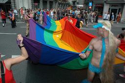 Gesamtschweizerische Lesbian&Gay Pride 2005: "Sowieso" (18.06.2005, Luzern) – Demonstrierende mit grosser Regenbogenflagge