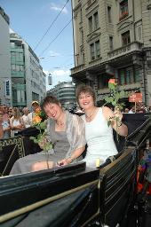 Gesamtschweizerische Lesbian&Gay Pride 2005: "Sowieso" (18.06.2005, Luzern) – Paar mit Rosen in einer Kutsche