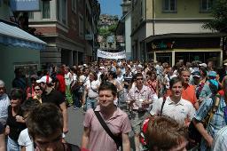 Gesamtschweizerische Lesbian&Gay Pride 2005: "Sowieso" (18.06.2005, Luzern) – Demonstrierende, im Hintergrund: "Network – Für schwule Führungskräfte"