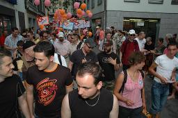Gesamtschweizerische Lesbian&Gay Pride 2005: "Sowieso" (18.06.2005, Luzern) – Demonstrierende, im Hintergrund: "& Grazie – Lilith Lausanne" und "& Merci – Lilith Lausanne"