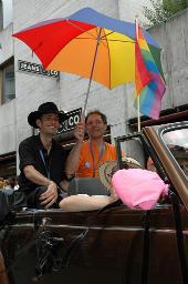 Gesamtschweizerische Lesbian&Gay Pride 2005: "Sowieso" (18.06.2005, Luzern) – Paar mit Regenbogenregenschirm in einem Auto