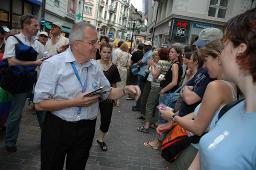 Gesamtschweizerische Lesbian&Gay Pride 2005: "Sowieso" (18.06.2005, Luzern) – Ernst Ostertag beim Verteilen von Flugblättern