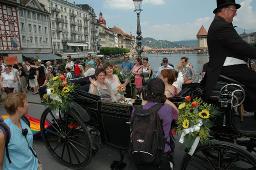 Gesamtschweizerische Lesbian&Gay Pride 2005: "Sowieso" (18.06.2005, Luzern) – Paar mit Rosen in einer Kutsche, Kapellbrücke im Hintergrund
