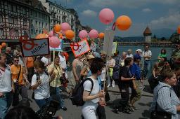 Gesamtschweizerische Lesbian&Gay Pride 2005: "Sowieso" (18.06.2005, Luzern) – "& Grazie – Lilith Lausanne" und "& Merci – Lilith Lausanne", Kapellbrücke im Hintergrund