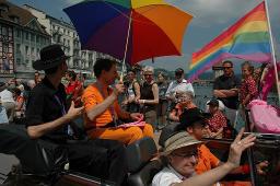 Gesamtschweizerische Lesbian&Gay Pride 2005: "Sowieso" (18.06.2005, Luzern) – Paar mit Regenbogenregenschirm in einem Auto, Kapellbrücke im Hintergrund