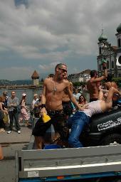 Gesamtschweizerische Lesbian&Gay Pride 2005: "Sowieso" (18.06.2005, Luzern) – Umzugsanhänger von "menergy", Kapellbrücke im Hintergrund