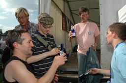 Gesamtschweizerische Lesbian&Gay Pride 2005: "Sowieso" (18.06.2005, Luzern) – Pierre Schommer (auf der Treppe mit Flasche in der Hand)