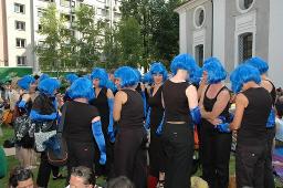 Gesamtschweizerische Lesbian&Gay Pride 2005: "Sowieso" (18.06.2005, Luzern) – Gruppe mit blauen Perücken und Abendhandschuhen