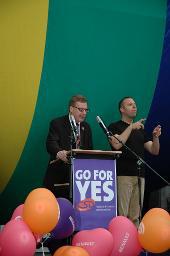 Christopher-Street-Day (CSD) 2005: "Go for YES" (04.06.2005, Zürich) – Markus Notter, CSD-Motto auf der Vorderseite des Podiums: "Go for Yes – CSD Zürich – lesbische & schwule Partnerschaften", Helvetiaplatz