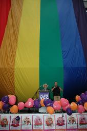 Christopher-Street-Day (CSD) 2005: "Go for YES" (04.06.2005, Zürich) – Rednerin, CSD-Motto auf der Vorderseite des Podiums: "Go for Yes – CSD Zürich – lesbische & schwule Partnerschaften", mehrere Plakte zum Partnerschaftsgesetz, Helvetiaplatz