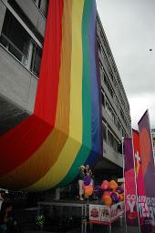Christopher-Street-Day (CSD) 2005: "Go for YES" (04.06.2005, Zürich) – Rednerin, CSD-Motto auf der Vorderseite des Podiums: "Go for Yes – CSD Zürich – lesbische & schwule Partnerschaften", mehrere Plakte zum Partnerschaftsgesetz, Helvetiaplatz
