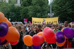 Christopher-Street-Day (CSD) 2005: "Go for YES" (04.06.2005, Zürich) – zuhörende Menge, im Hintergrund: "Swiss Bears", Helvetiaplatz