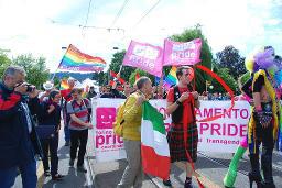 CSD 2009: "Europride 09" (06.06.2009, Zürich) – "Torino Pride – coordinamento – gay - lesbian - bisexual - transgender", weiteres Transparent der Torino-Pride, Milano-Regenbogenflagge, Italienflagge