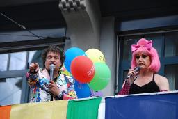CSD 2009: "Europride 09" (06.06.2009, Zürich) – zwei Personen mit Mikrofon auf einem Umzugswagen, Ballons: "Europride Zürich 09 – Celebrating 40 years with pride / Your rights are my rights – Gleiche Rechte für alle"