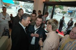 CSD 2007: "Bekenne Dich!" (02.06.2007, Zürich) – Klaus Wowereit (mitte-links), Apéroanlass o. ä. an der Kreuzung Langstrasse–Badenerstrasse vor dem CSD-Umzug