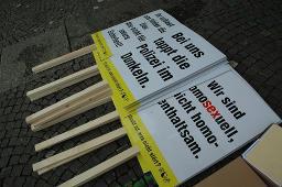 CSD 2007: "Bekenne Dich!" (02.06.2007, Zürich) – v.l.n.r.: "Ihr schaut uns hinter die Eier. Aber nicht für unsere Sicherheit! – Erlaubt ist, was nicht stört?", "Bei uns tappt die Polizei im Dunkeln. – Erlaubt ist, was nicht stört?", "Wir sind homosexuell, nicht homoenthaltsam. – Erlaubt ist, was nicht stört?"