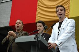 CSD 2007: "Bekenne Dich!" (02.06.2007, Zürich) – Hadi Huber (Präsident HAZ, rechts) am Podium mit Regenbogenflagge im Hintergrund, Helvetiaplatz
