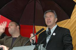 CSD 2007: "Bekenne Dich!" (02.06.2007, Zürich) – Klaus Wowereit am Podium mit Regenbogenflagge im Hintergrund, Helvetiaplatz