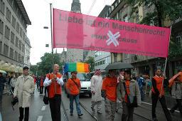 CSD 2007: "Bekenne Dich!" (02.06.2007, Zürich) – Transparent: "Liebe ist ein Menschenrecht! – Pink Cross", Shirts: "Wir sind mitten unter euch"