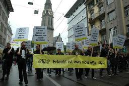 CSD 2007: "Bekenne Dich!" (02.06.2007, Zürich) – Transparent: "Erlaubt ist, was nicht stört.", diverse Schilder mit diesem Untertitel und Überschriften wie: "Unsere Partys kennen keine Gewalt.", "Mit grosser Trauer nehmen wir Abschied vom Zürcher Nachtleben.", "Wir Schwulen brauchen keine Super Nanny.", "Die Polizei, mein Freund und Helfer?", "Berlin darf vöglen, Zürich nicht.", "Wir sind homosexuell, nicht enthaltsam." usw.