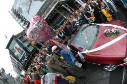 CSD 2007: "Bekenne Dich!" (02.06.2007, Zürich) – Ballon am Auto: "Just Married", vermutlich Ernst Ostertag und Röbi Rapp darin sitzend