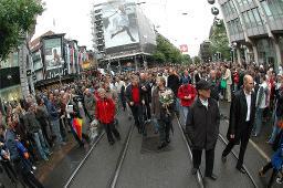 CSD 2007: "Bekenne Dich!" (02.06.2007, Zürich) – Klaus Wowereit beim Interview (mitte) und andere Redner:innen darum