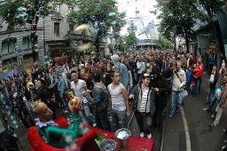 CSD 2007: "Bekenne Dich!" (02.06.2007, Zürich) – Demonstrierende in der Bahnhofstrasse, Seifenblasen