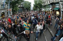 CSD 2007: "Bekenne Dich!" (02.06.2007, Zürich) – Demonstrierende in der Bahnhofstrasse