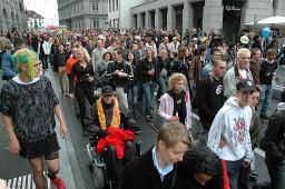 CSD 2007: "Bekenne Dich!" (02.06.2007, Zürich) – Demonstrierende am Limmatquai beim Rathaus