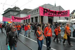 CSD 2007: "Bekenne Dich!" (02.06.2007, Zürich) – mehrmals: "PinkRail", teils auf den Shirts: "Wir sind mitten unter euch", im Hintergrund: Transparent: "Liebe ist ein Menschenrecht! – Pink Cross"
