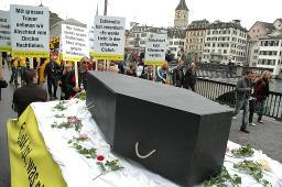 CSD 2007: "Bekenne Dich!" (02.06.2007, Zürich) – Sarg für das Zürcher Nachtleben; diverse Schilder mit dem Untertitel: "Erlaubt ist, was nicht stört." und Überschriften wie: "Wir haben nichts gegen Uniformen. Aber etwas gegen Intoleranz", "Mit grosser Trauer nehmen wir Abschied vom Zürcher Nachtleben.", "Estherella hat verordnet: 'Es werde Licht in den Schwulen Clubs!'", "Zürich darf kein Altersheim werden." usw.