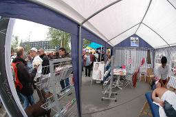 CSD 2007: "Bekenne Dich!" (02.06.2007, Zürich) – Stand des Pink Cross, Massage
