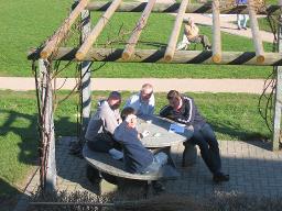 Open Space: "Schwule Gesundheit" (vermutlich April 2006, Vaumarcus) – Open-Space-Teilnehmer im Freien
