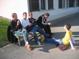 Open Space: "Schwule Gesundheit" (vermutlich April 2006, Vaumarcus) – Open-Space-Teilnehmer im Freien